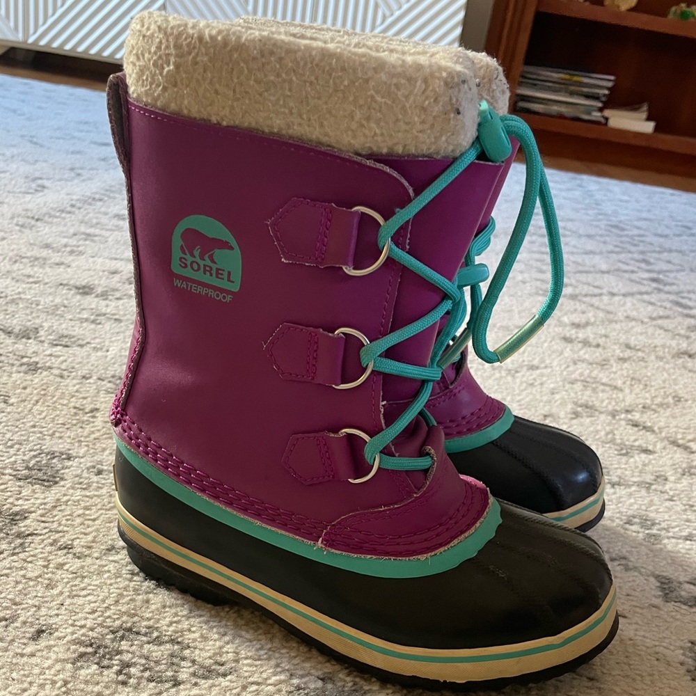 Sorel big kid Snow boots. Great condition. Size 3 little girl.